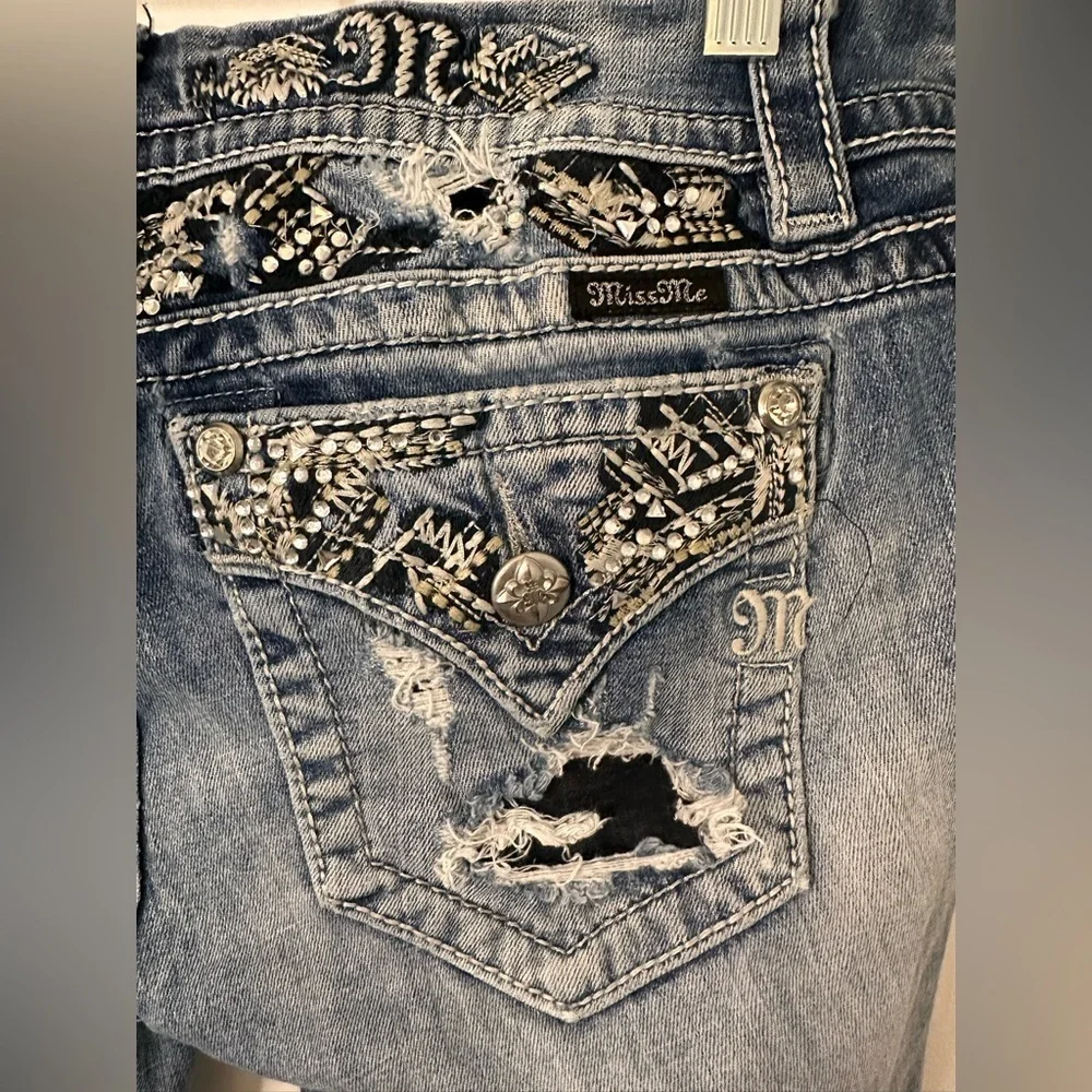 Miss Me Jeans Womens Size 29 Signature Crop Distressed - Picture 3 of 8